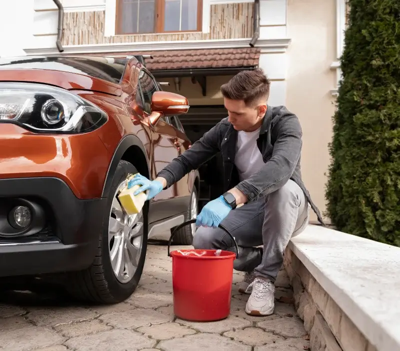 Lavage auto à domicile La Vernelle : professionnel intervenant sur un véhicule